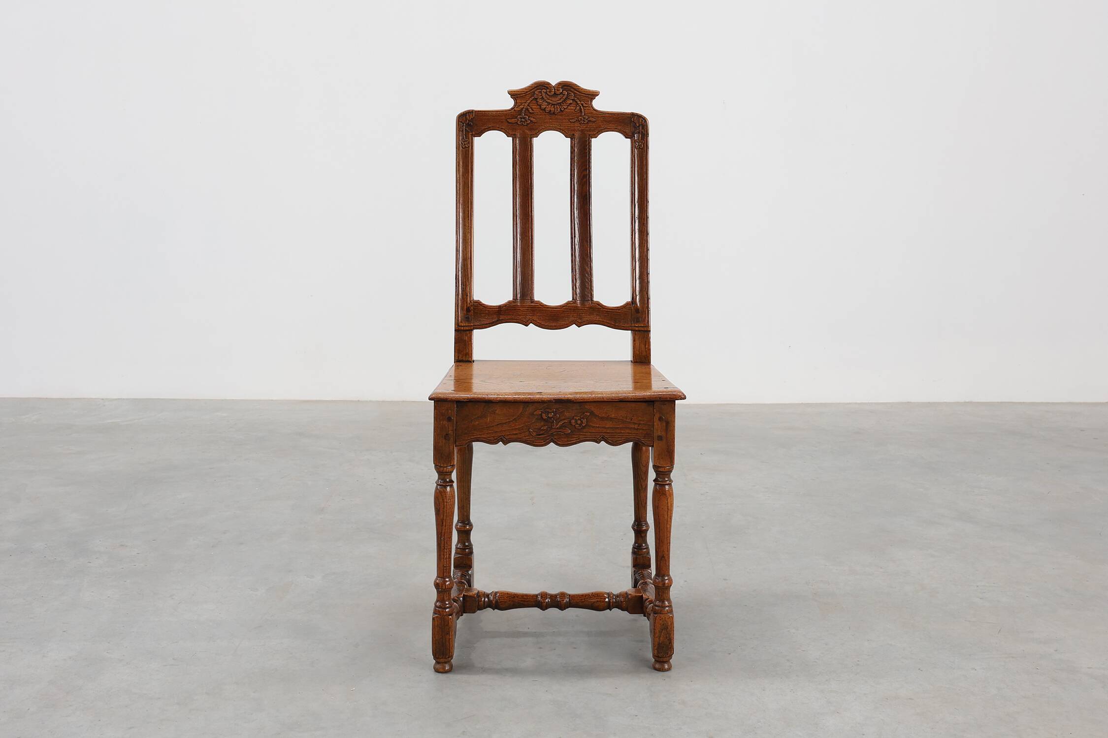 Chaise d'appoint en chêne sculpté, France, XVIIIe siècle