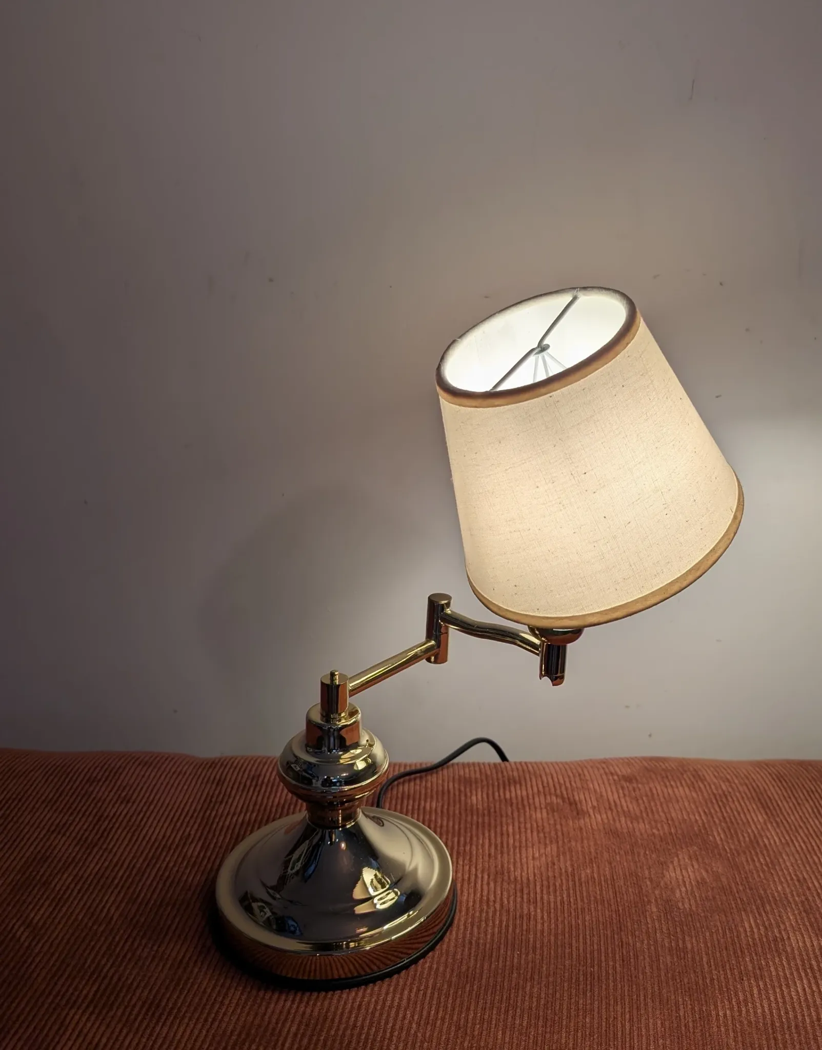 Vintage table lamp in woven rattan, honey colour & beige lampshade –