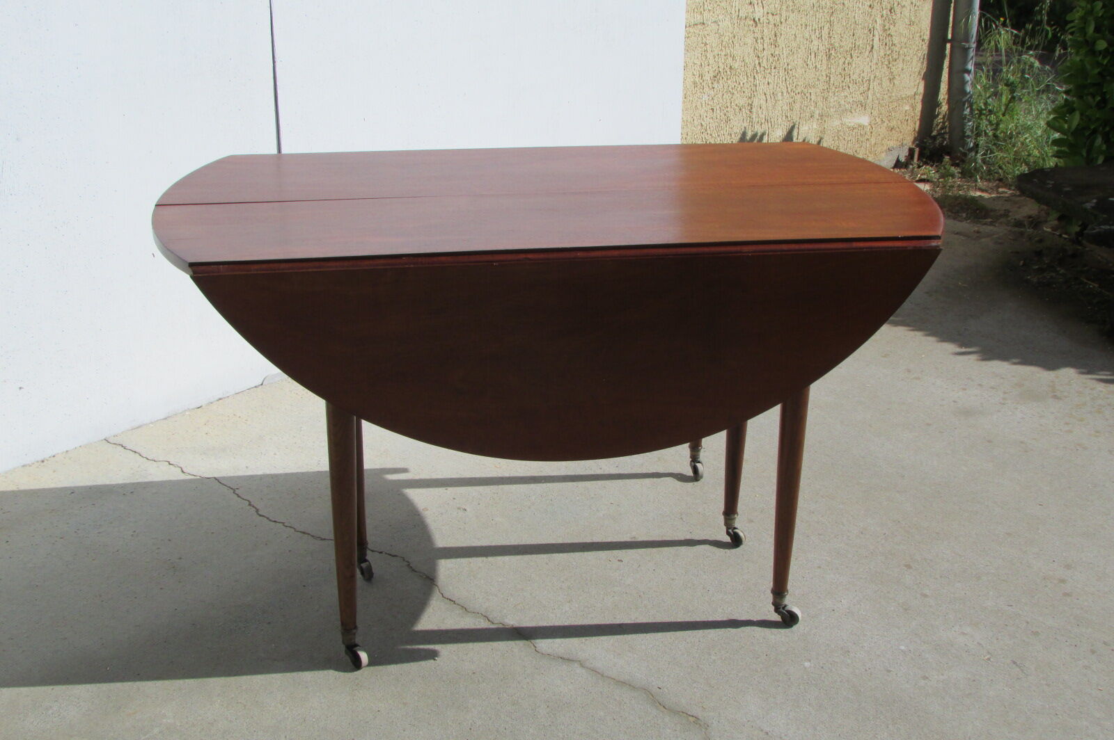 Beautiful round table 6 feet mahogany spindles, extendable