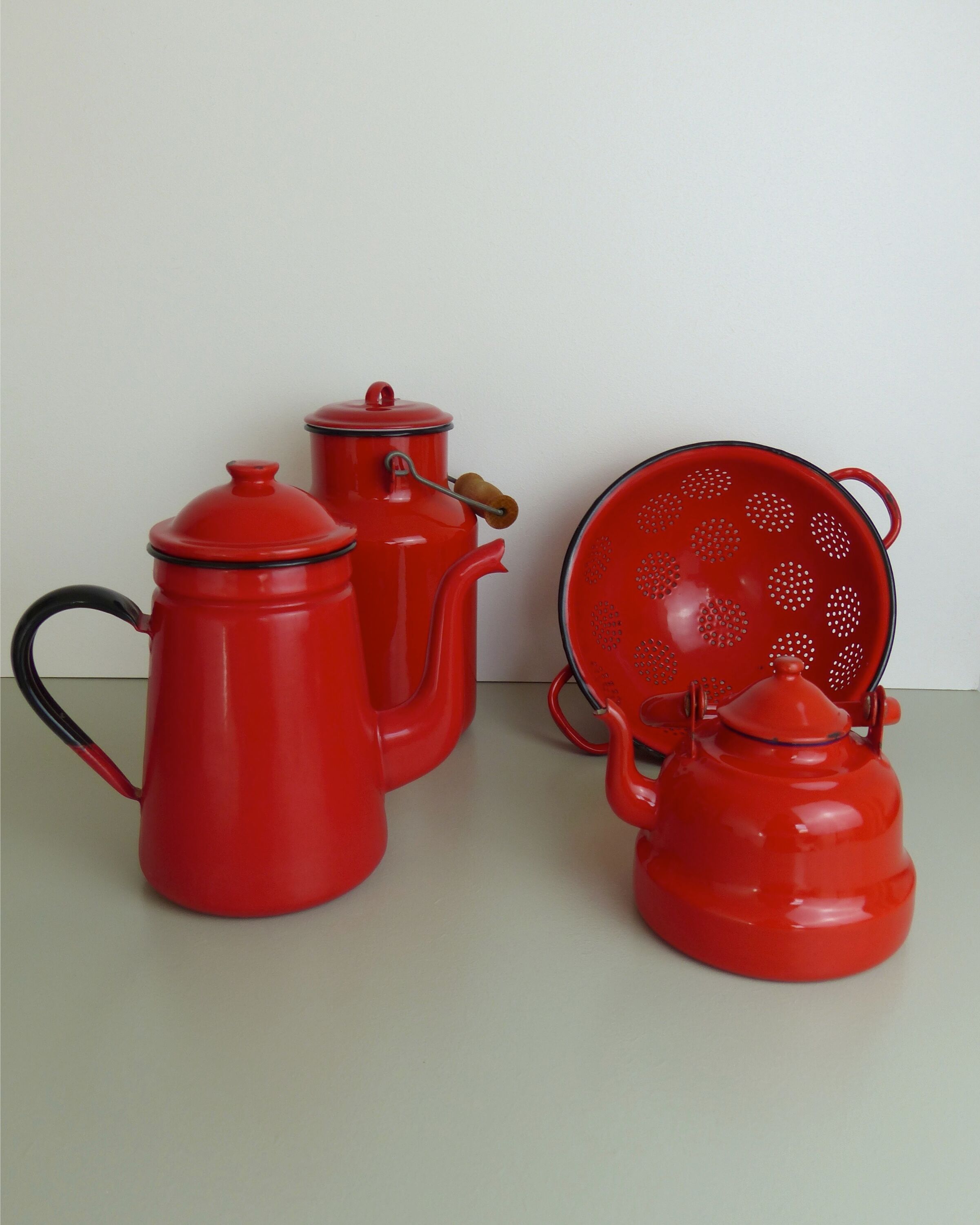 Set milk pot, kettle, coffee maker and red enamelled strainer