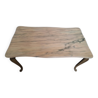 Table basse plateau onyx blanc et structure en laiton