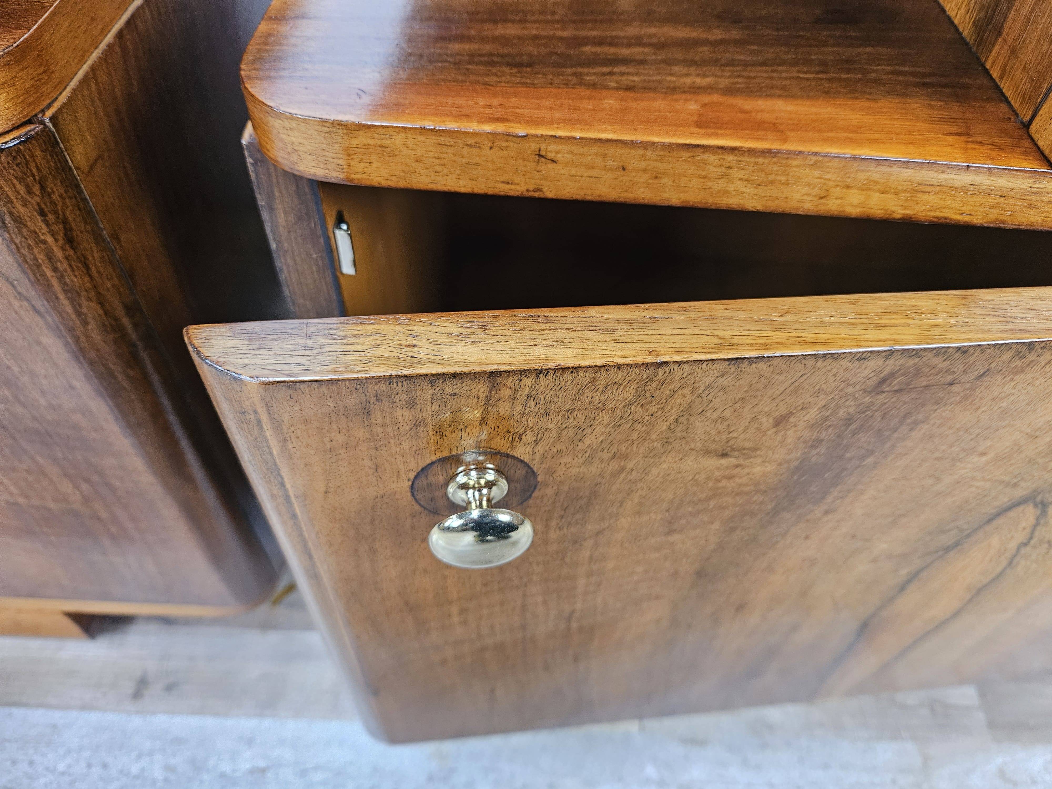 Art Decò bedside tables in walnut and brass, 1940
