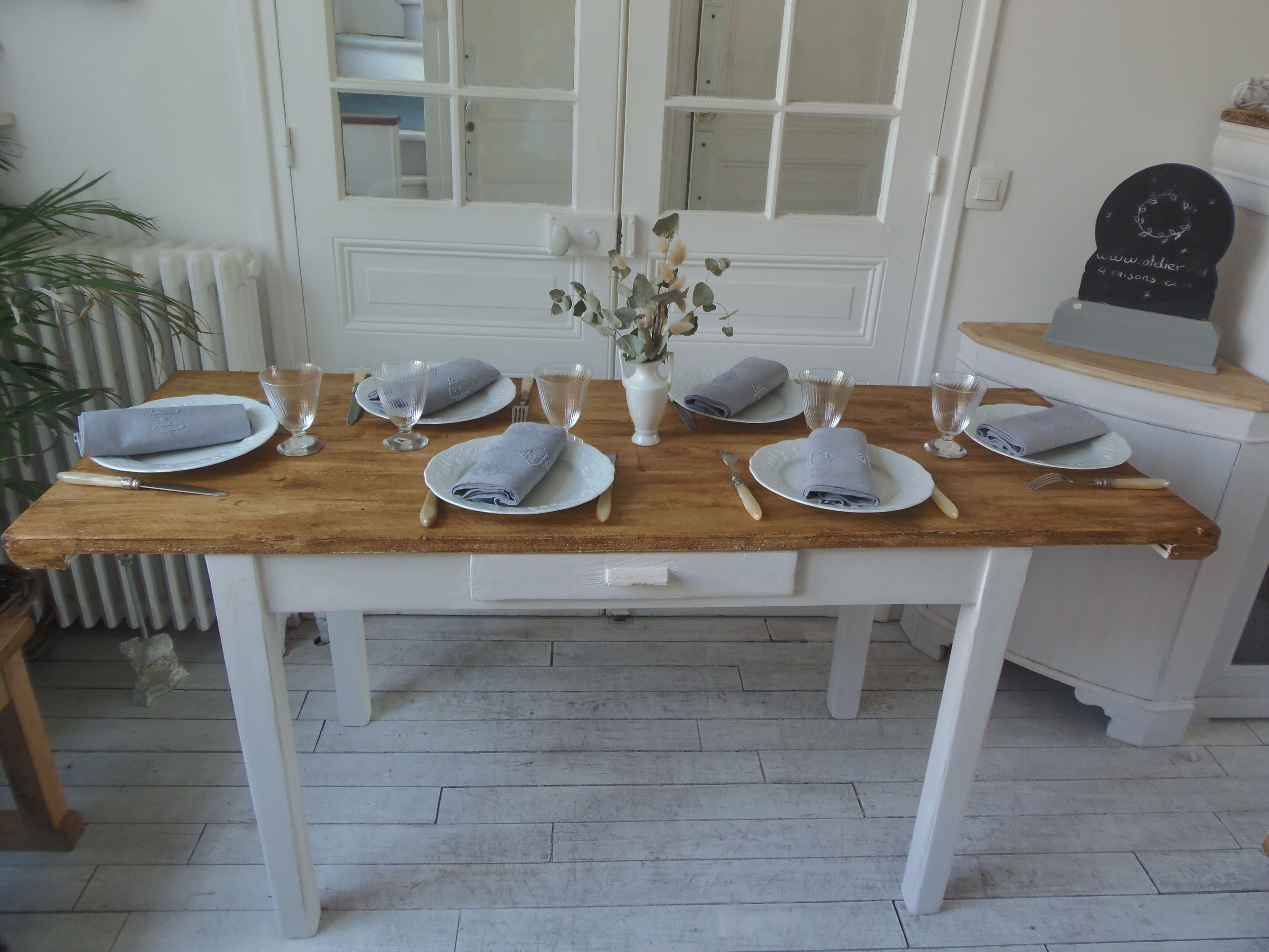 Farm table, leg and belt patinated pearl gray, waxed top medium oak.