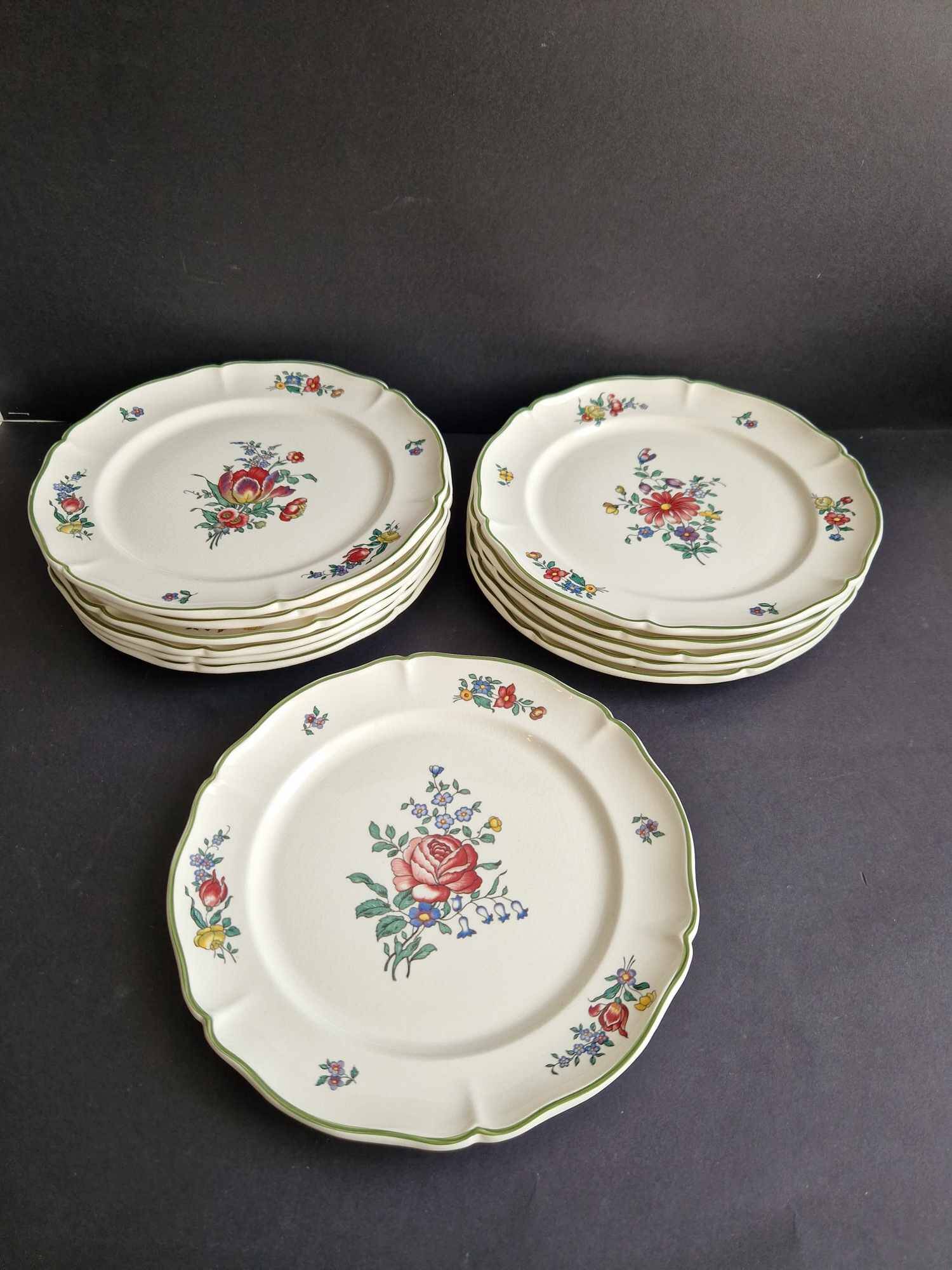 Set of 12 Villeroy and Boch dessert plates model 1562.