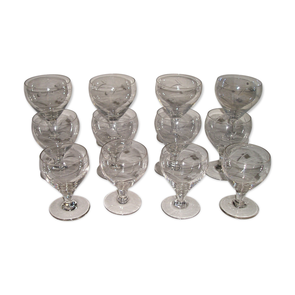 Ensemble de 12 verres à pied ciselés de fleurs vintage années 60-70