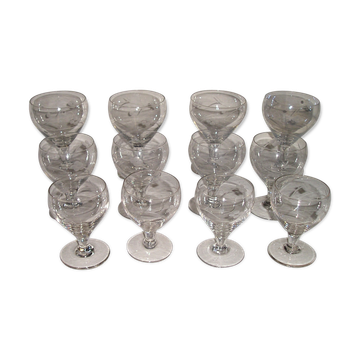 Ensemble de 12 verres à pied ciselés de fleurs vintage années 60-70