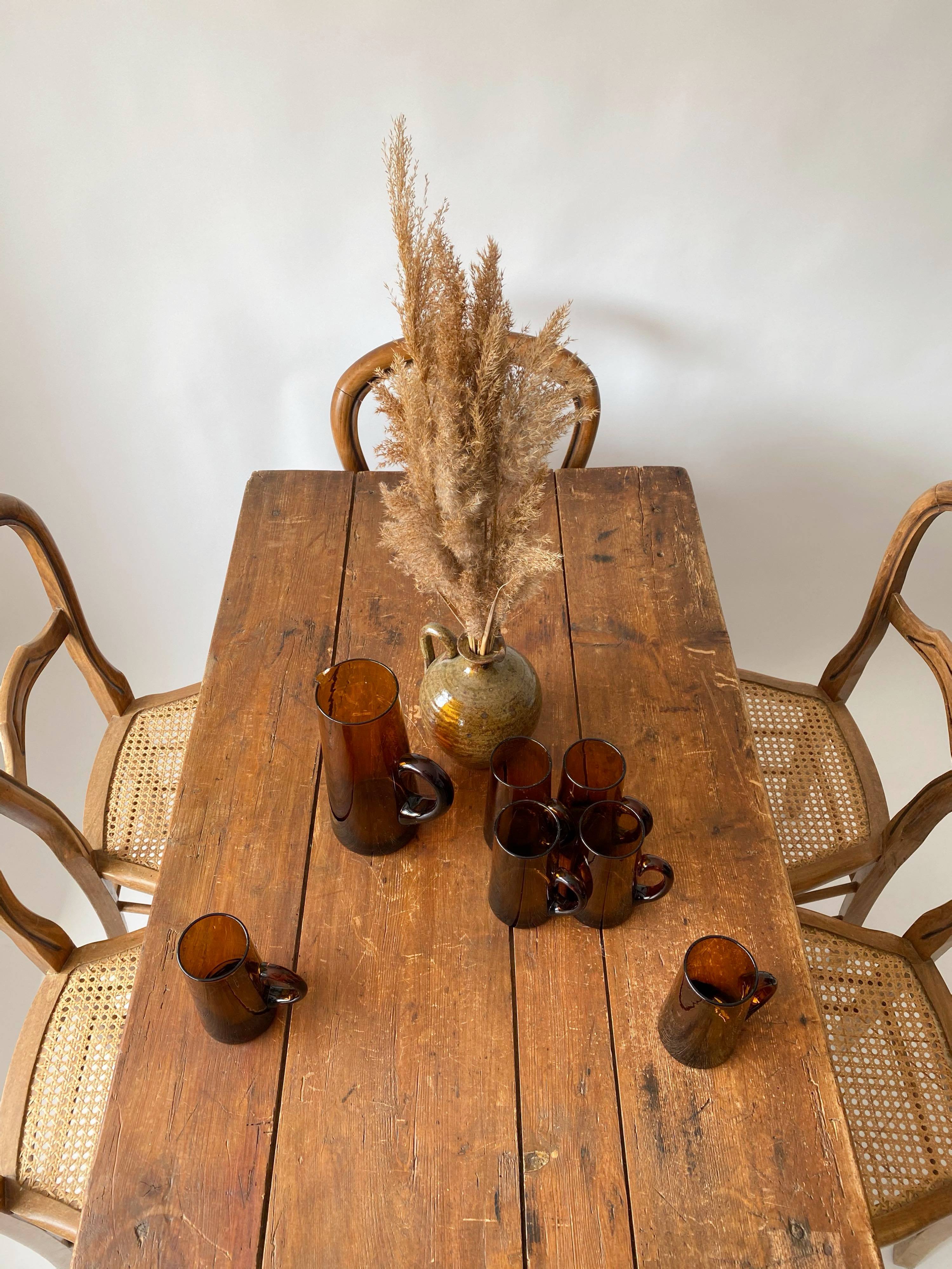 Carafe service and amber glasses