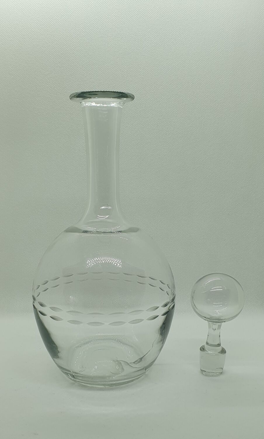 Engraved round decanter and its bubble top