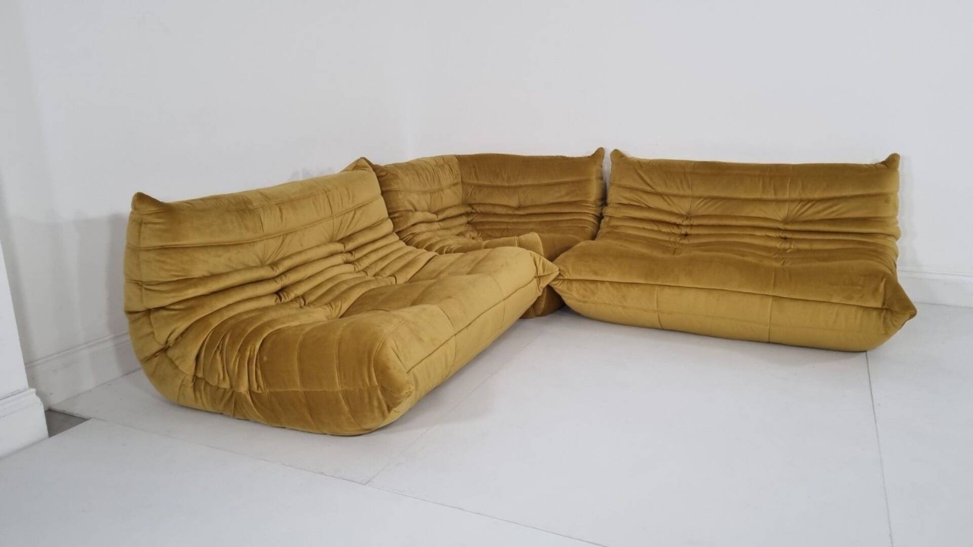 Ligne Roset Togo – 2 canapés 2 places et un élément d'angle.