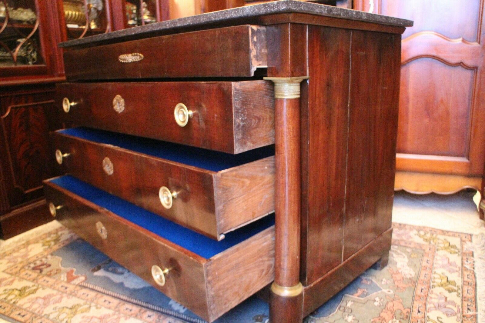 Commodity with mahogany detached columns and Empire gilded bronze ornaments