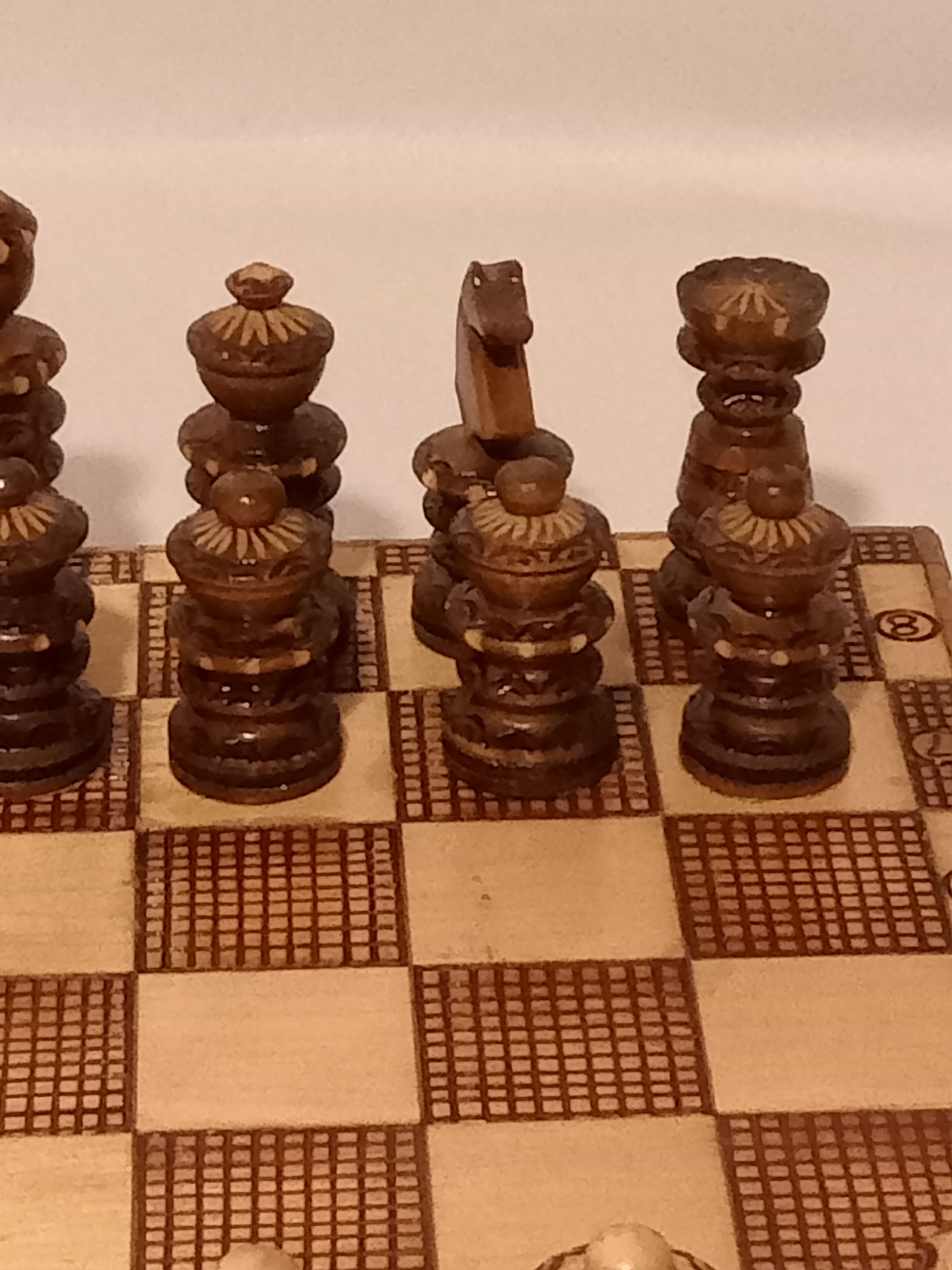 Échiquier ancien et son jeu d'échecs années 1880