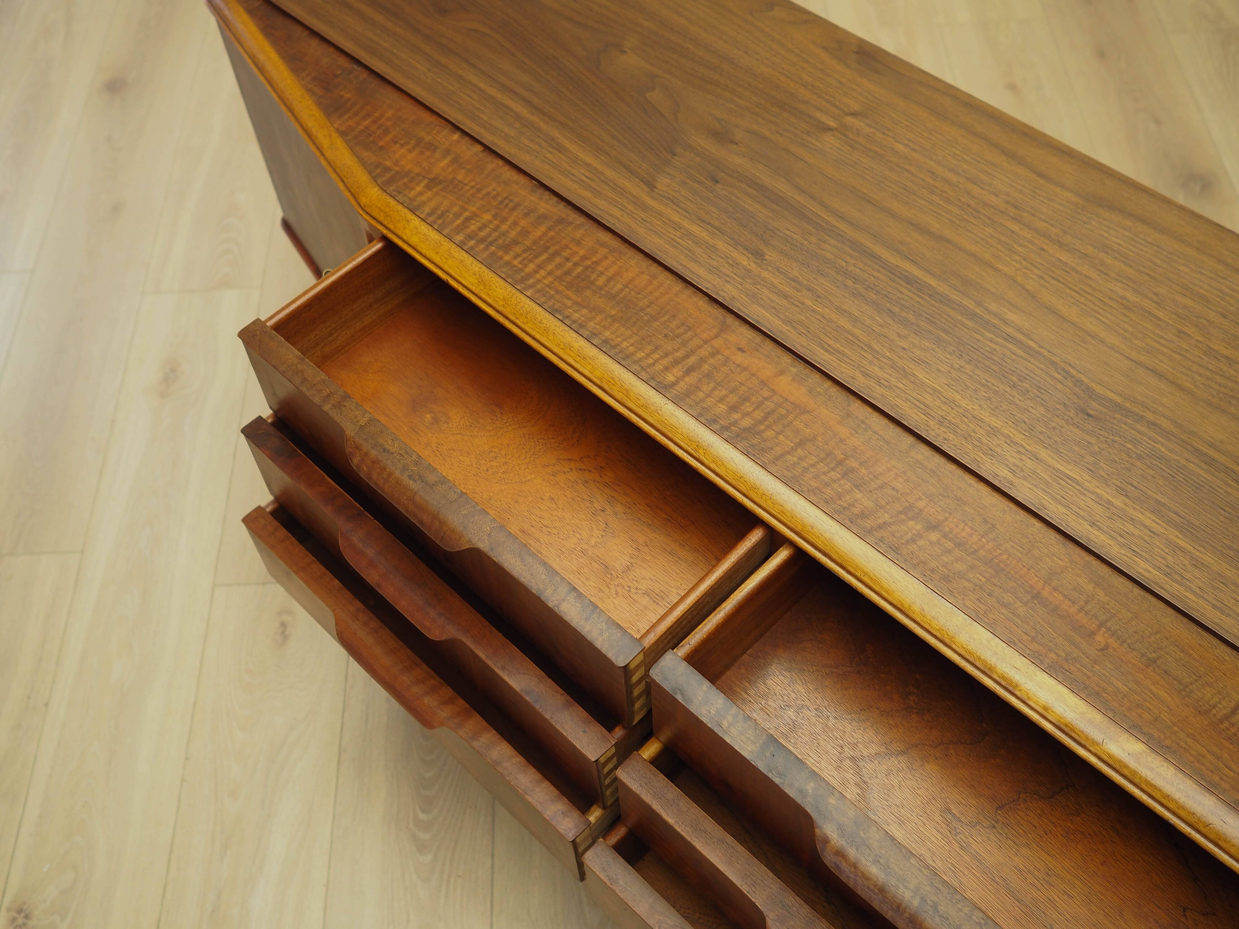 Buffet en noyer, design danois, années 1960, fabriqué au Danemark