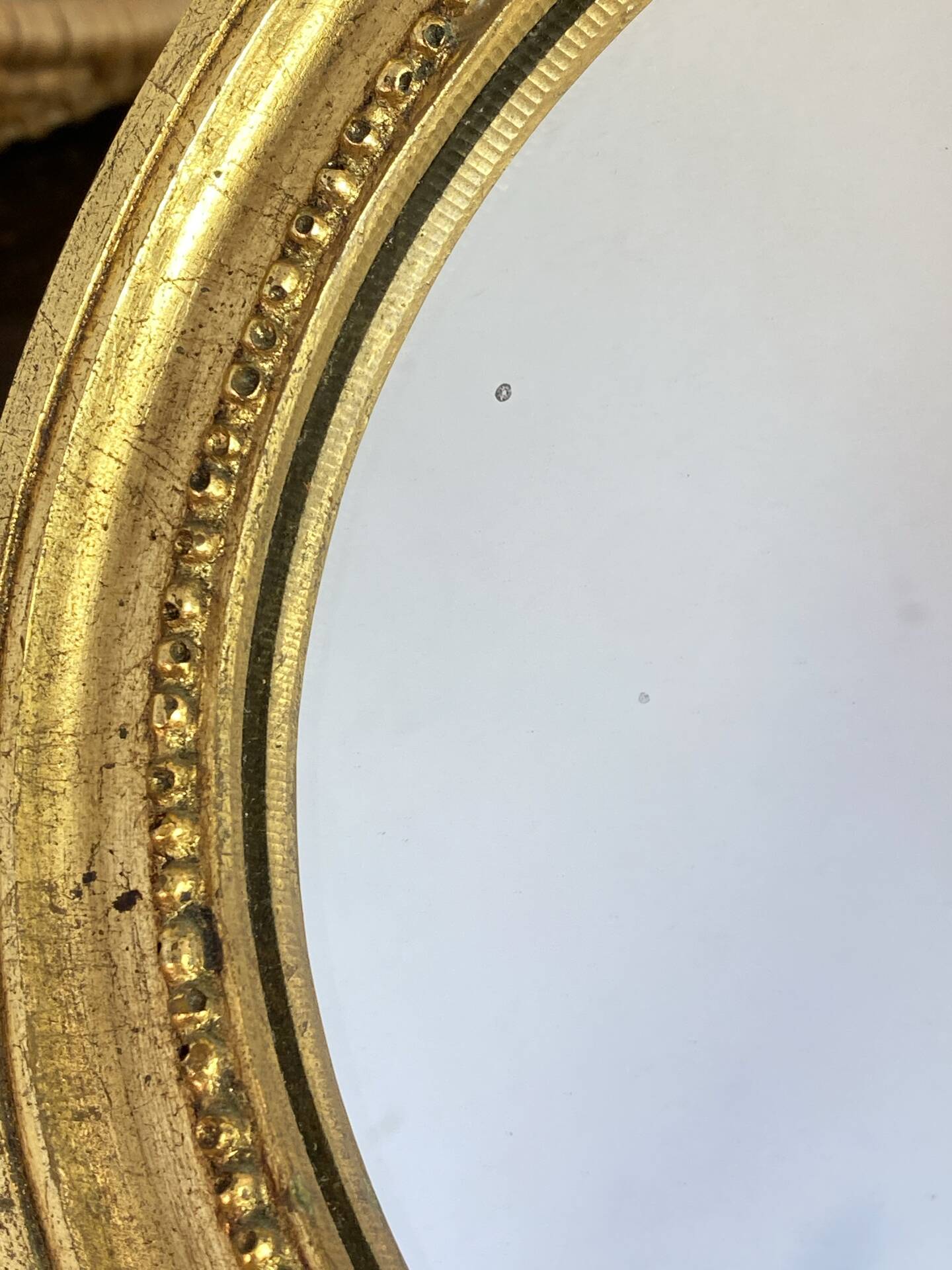 Miroir rond en bois de couleur dorée