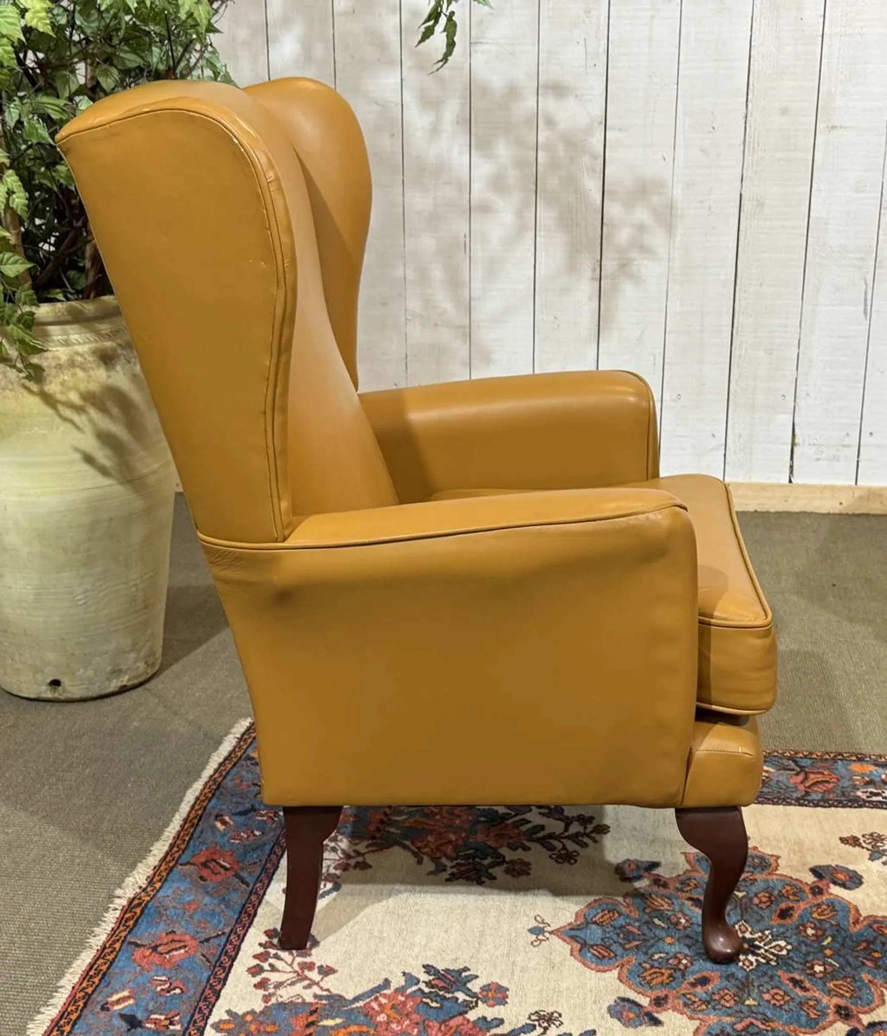 Pair of 1980s English wingback armchairs in leather.