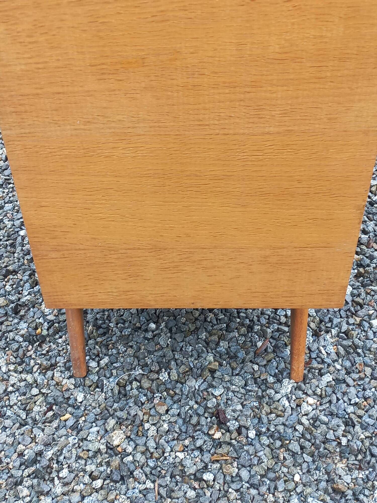 Vintage chest of drawers in light oak and rattan with tapered legs, 3 drawers from the 1950s.
