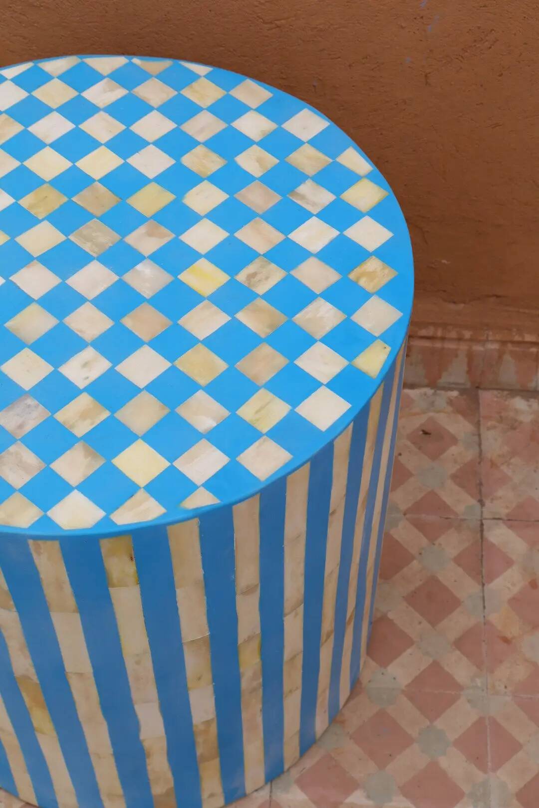 Table d'appoint tabouret en marqueterie os et résine bleue