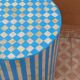 Table d'appoint tabouret en marqueterie os et résine bleue