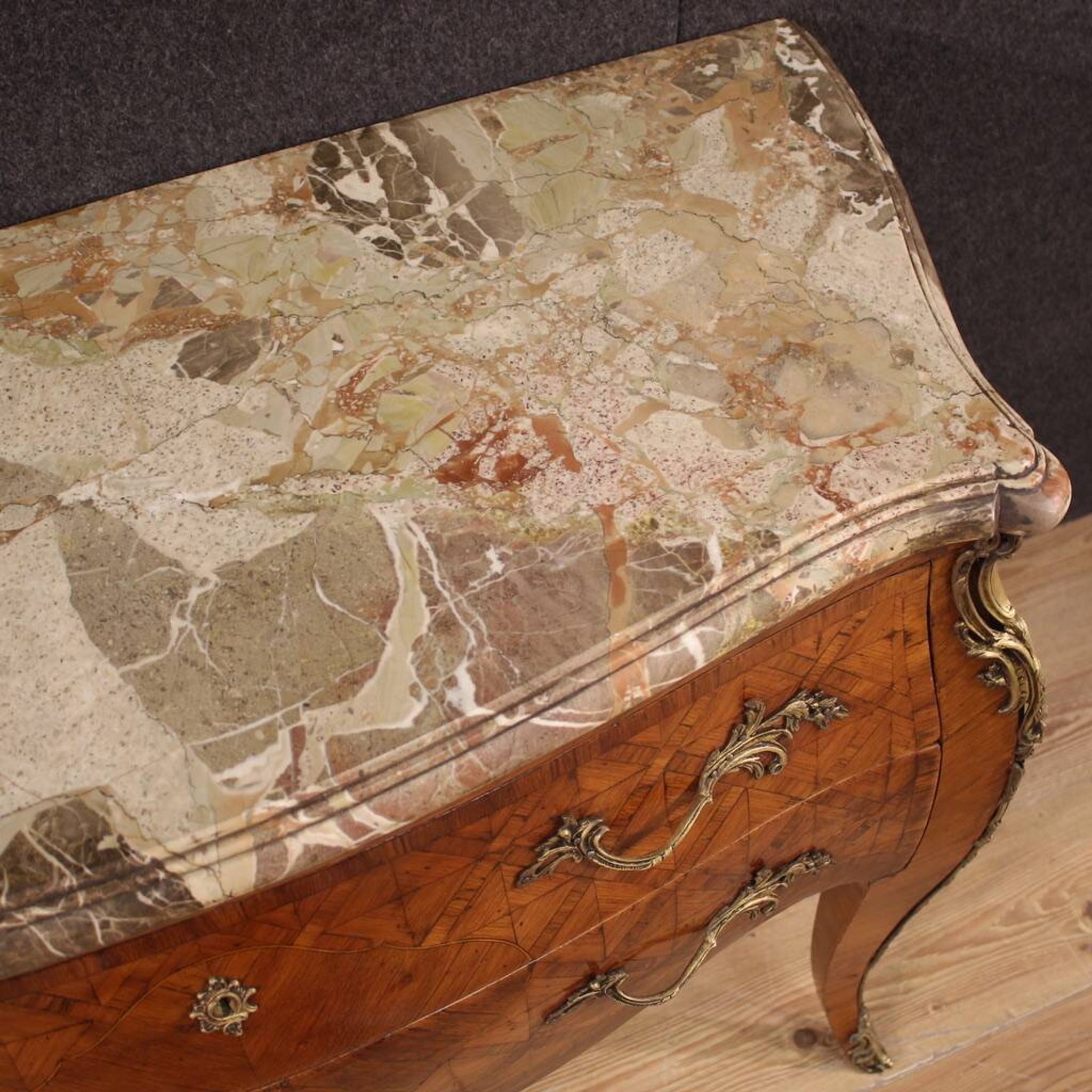 Commode française marquetée de style Louis XV du XXe siècle