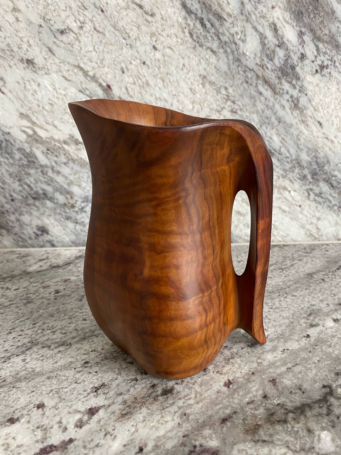 Single-walled pitcher in olive wood