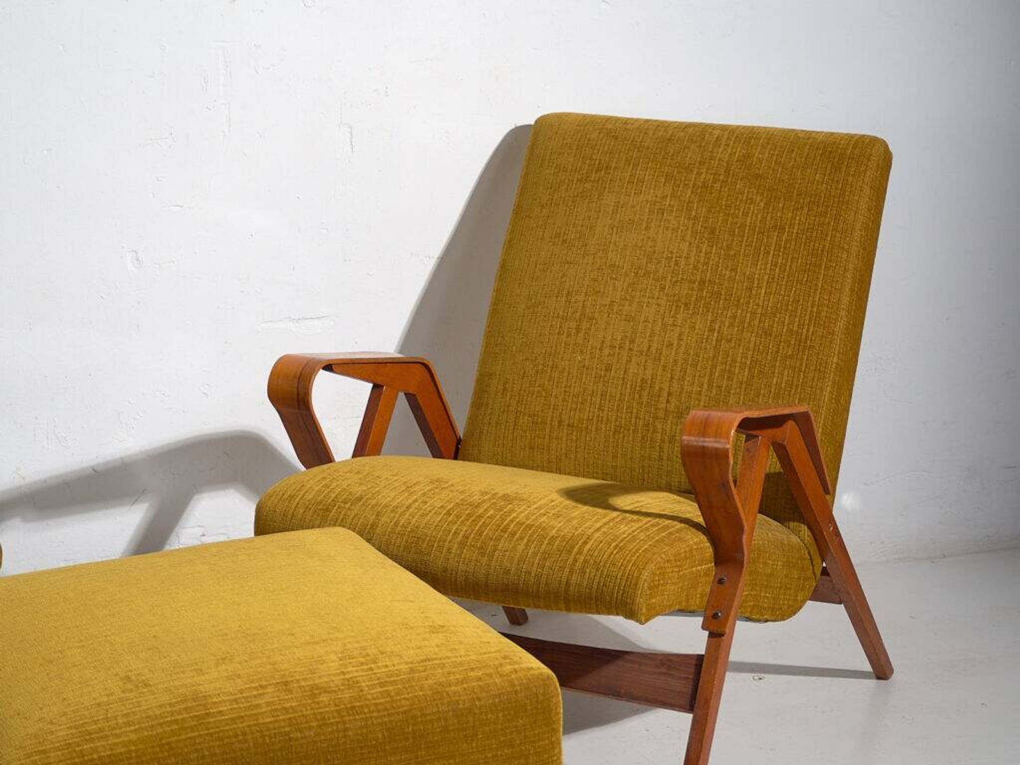 Set of two armchairs and pouf – Mid-century Modern (circa 1950). Three-piece set.
