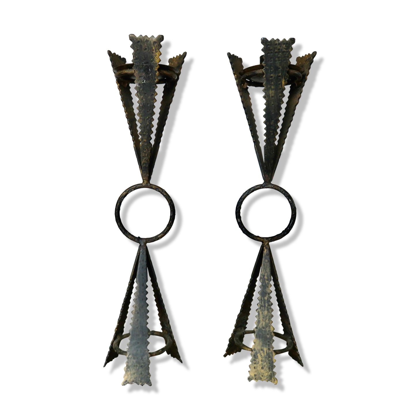 Pair of "brutalist" candlesticks in forged and hammered raw steel 70s