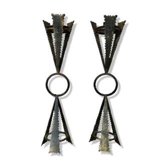 Pair of "brutalist" candlesticks in forged and hammered raw steel 70s