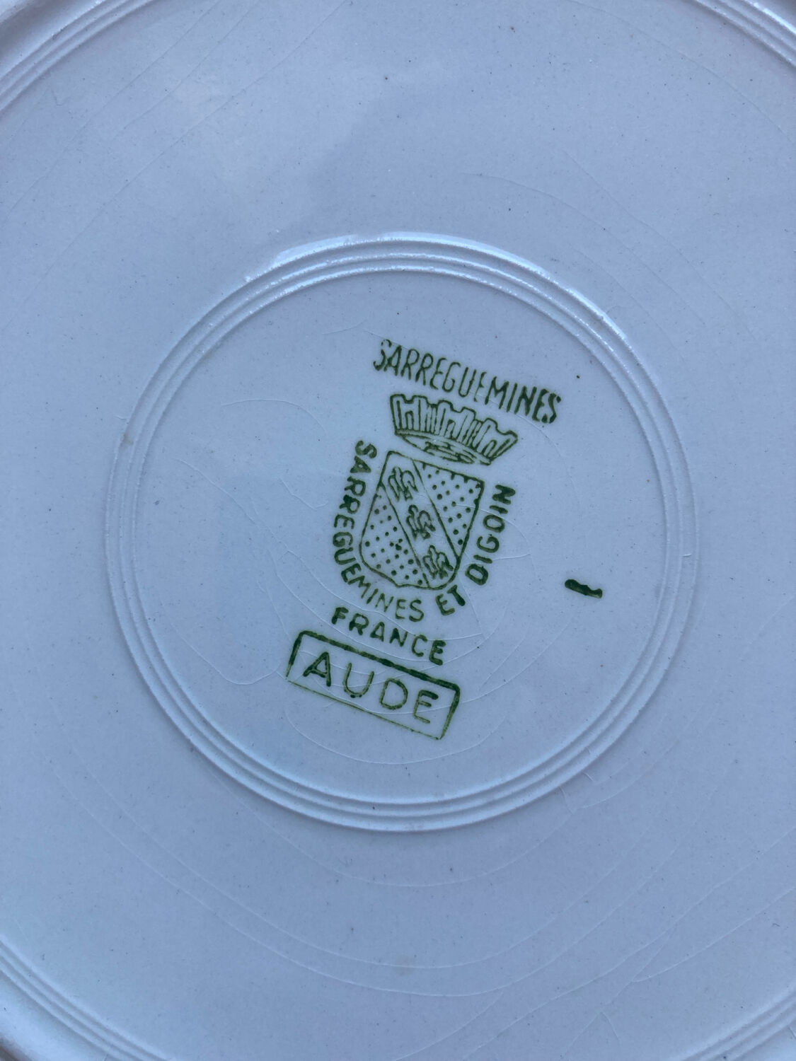 Flat plates Aude Sarreguemines with a rose flower design.