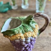 Pichet vintage en barbotine grappe de raisin