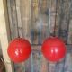 Paire de suspension boule rouge en métal années 70.