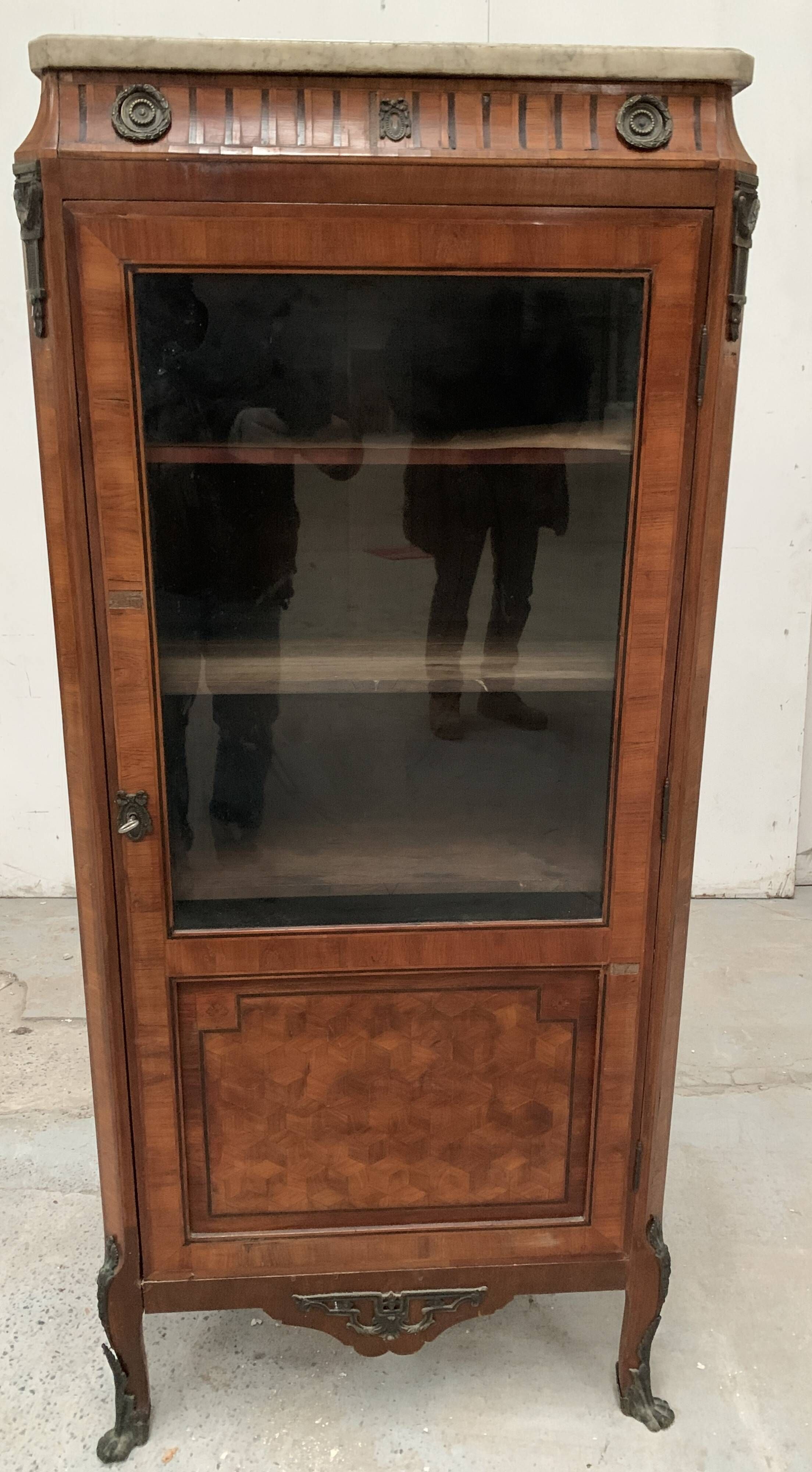 Louis XVI style one-door display case in 20th century wood marquetry