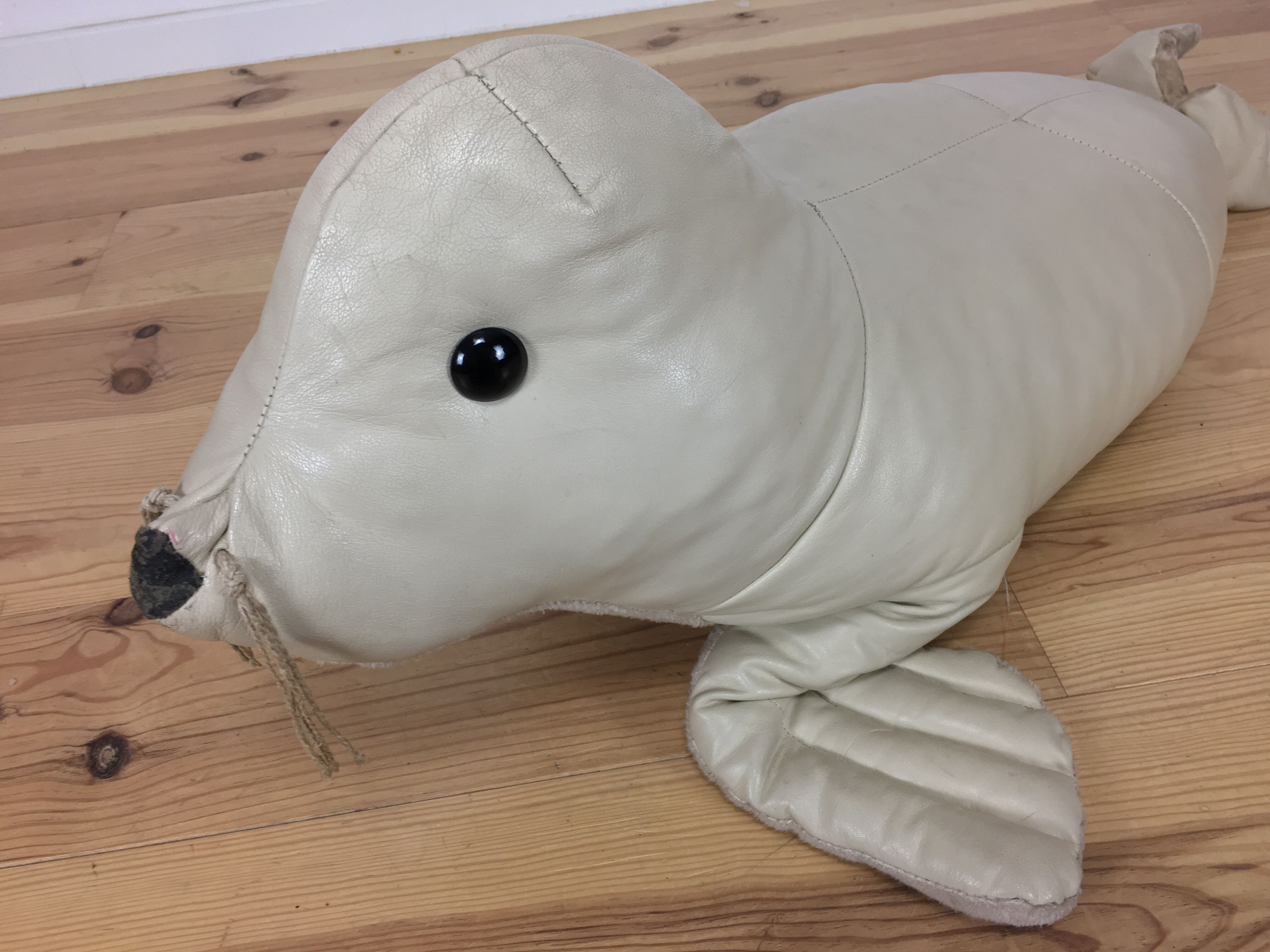 Omersa seal, white leather foot rest