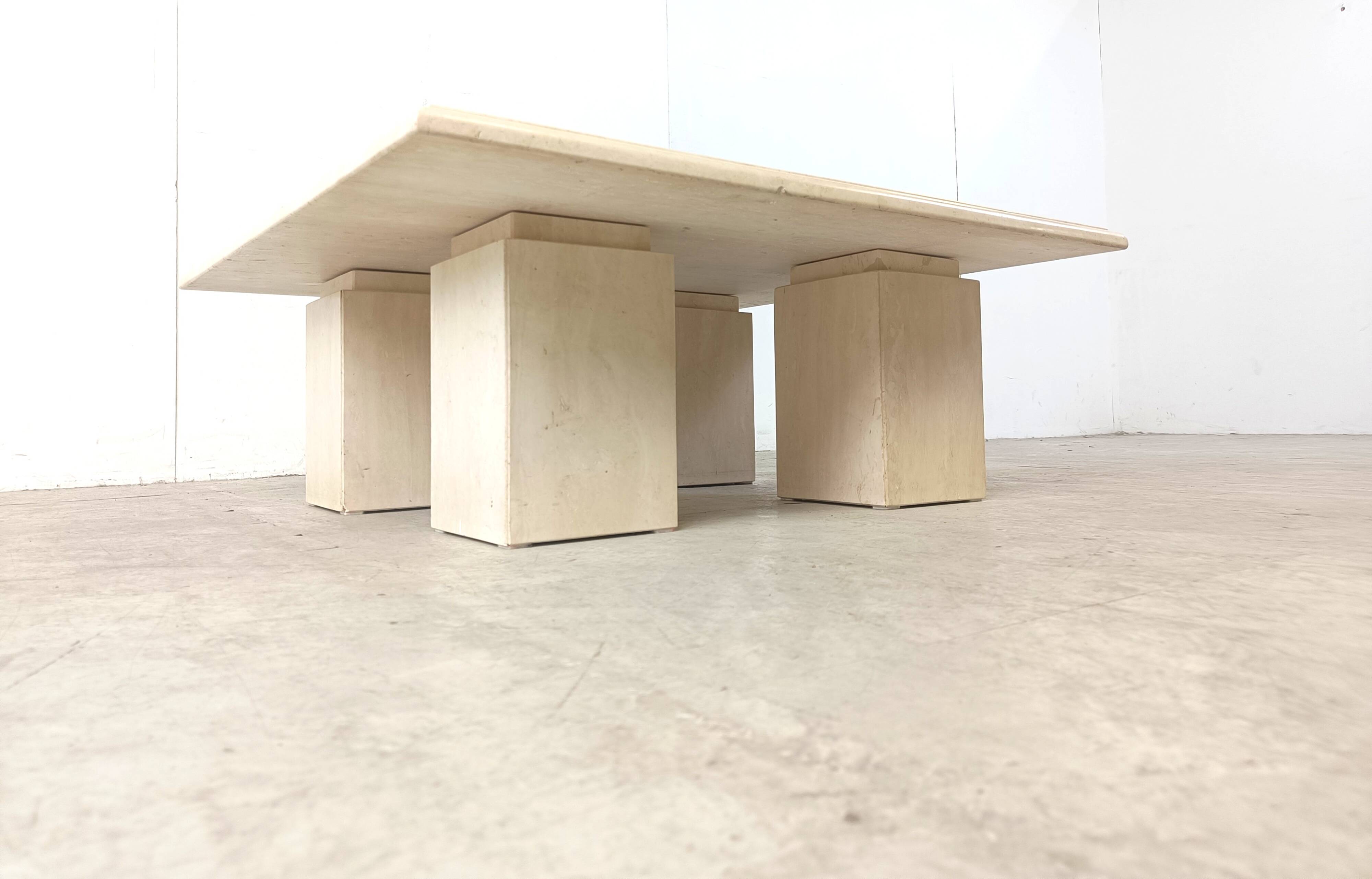 Table basse en travertin années 1970, Italie