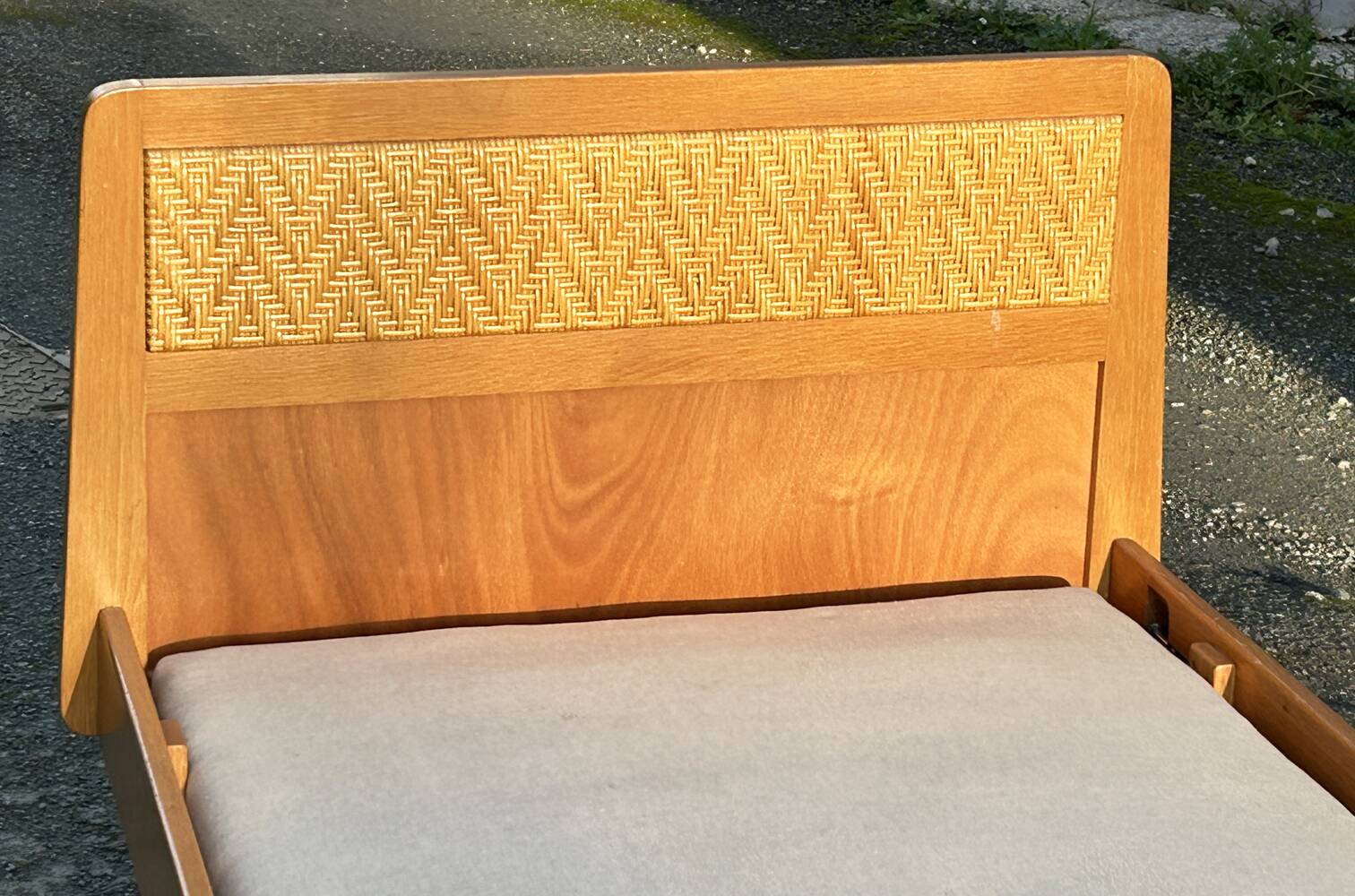 Read a vintage wooden and cane bed, with compass legs – mattress 80 × 190 cm.