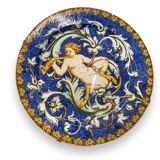 Large italian earthenware dish with putti decor in the taste of urbino