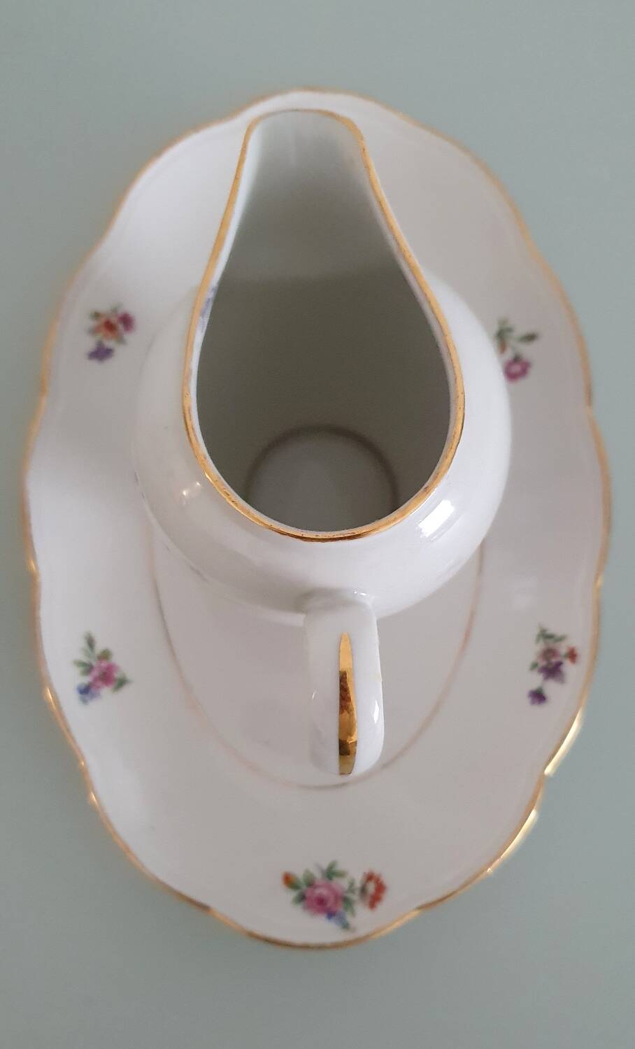 Pot à lait et son plat de présentation en porcelaine émaillée de Limog