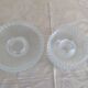 Service vintage de 12 assiettes en verre pressé décor perlé