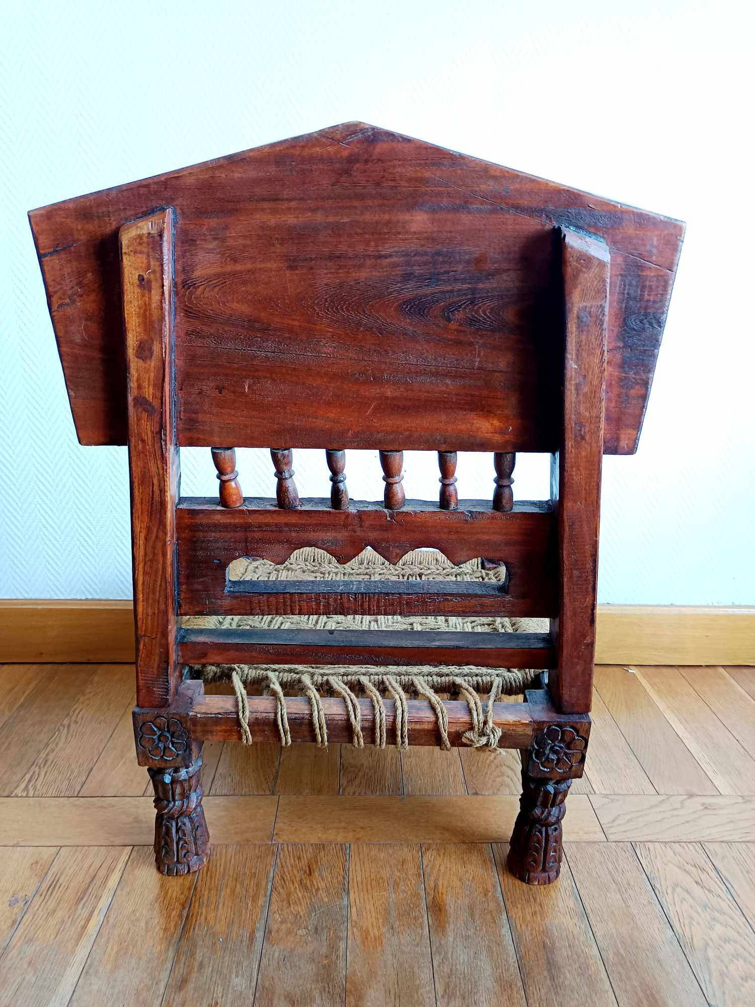 Paire de chaises basses traditionnelles, Indonésie