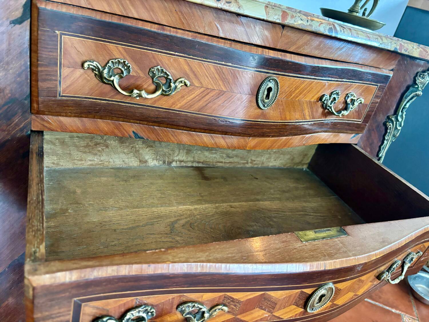 Petite commode style Louis XV