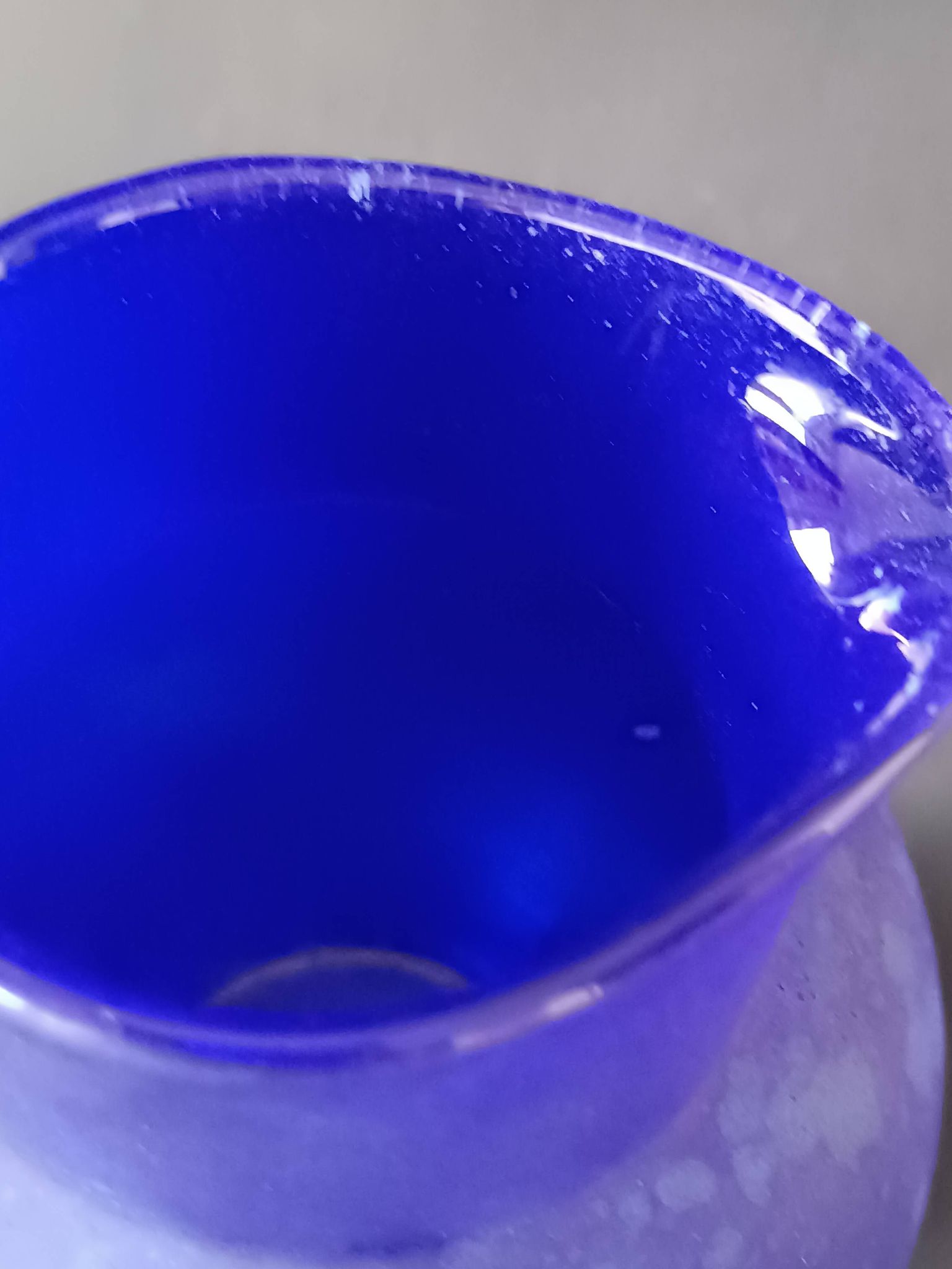 2 pichets en verre jaune et bleu, 1990