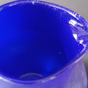 2 pichets en verre jaune et bleu, 1990