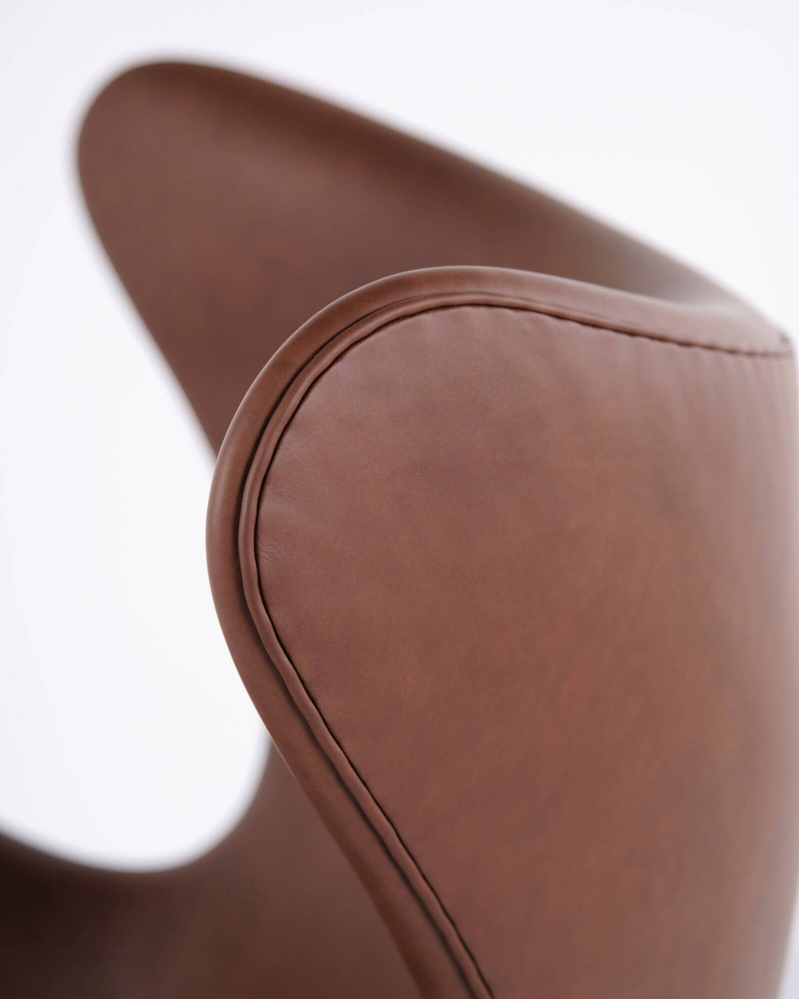 The Egg - Model 3316 - Brown leather - Arne Jacobsen - Fritz Hansen