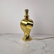 Lampe de table en laiton sculptural, de qualité lourde, sans abat-jour.