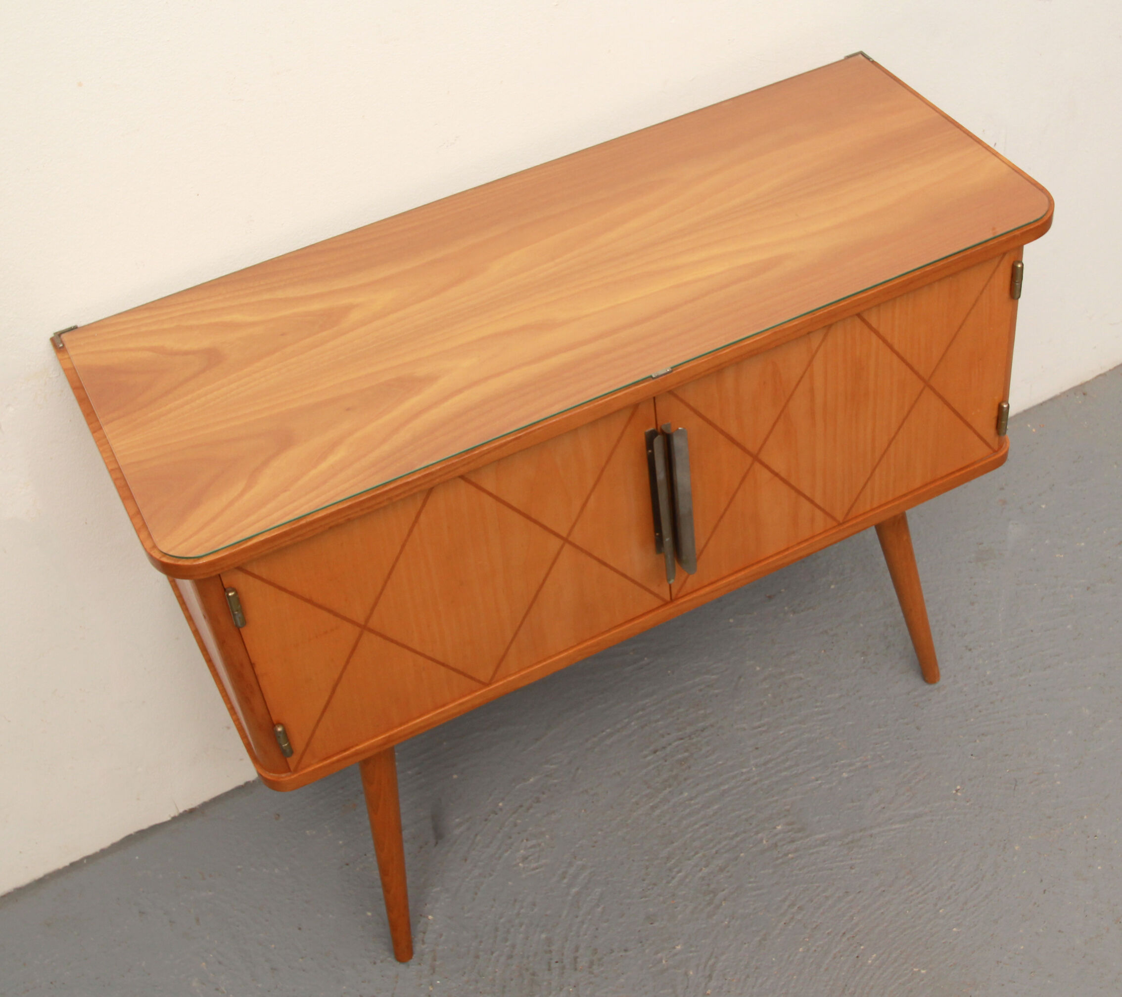 Commode des années 1950 en frêne avec incrustations
