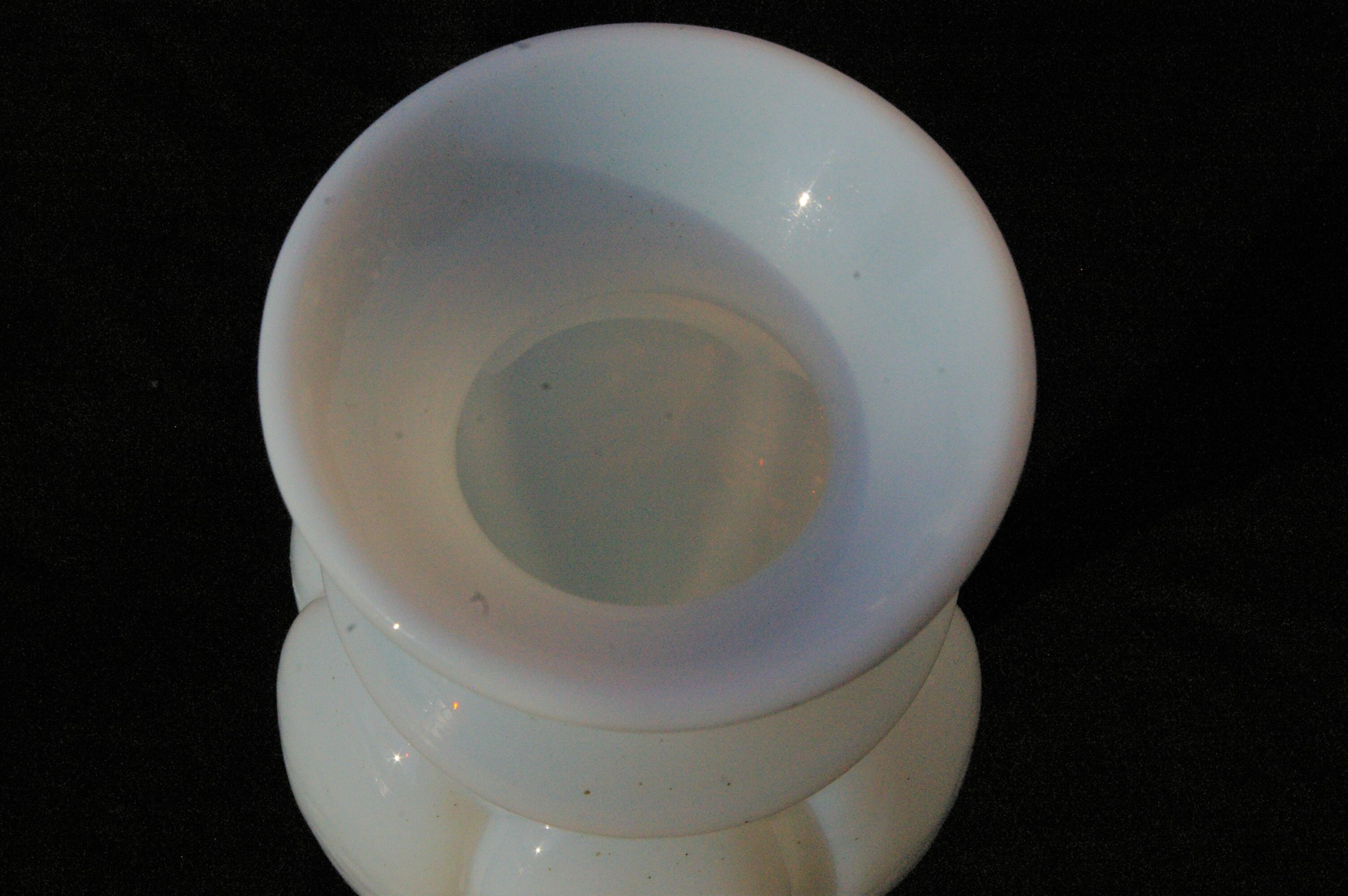 Vase balustre en opaline de Sèvres