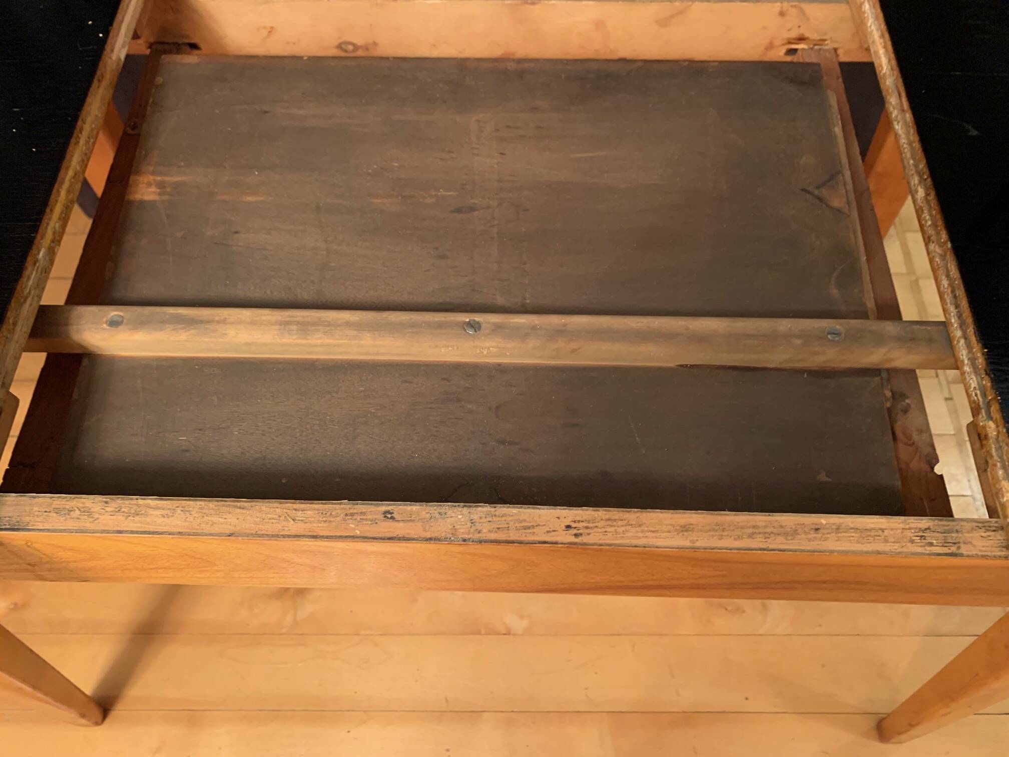 Type 1326 table designed by Stanisław Lejkowskie and Wacław Leśniewski, Poland, 1962