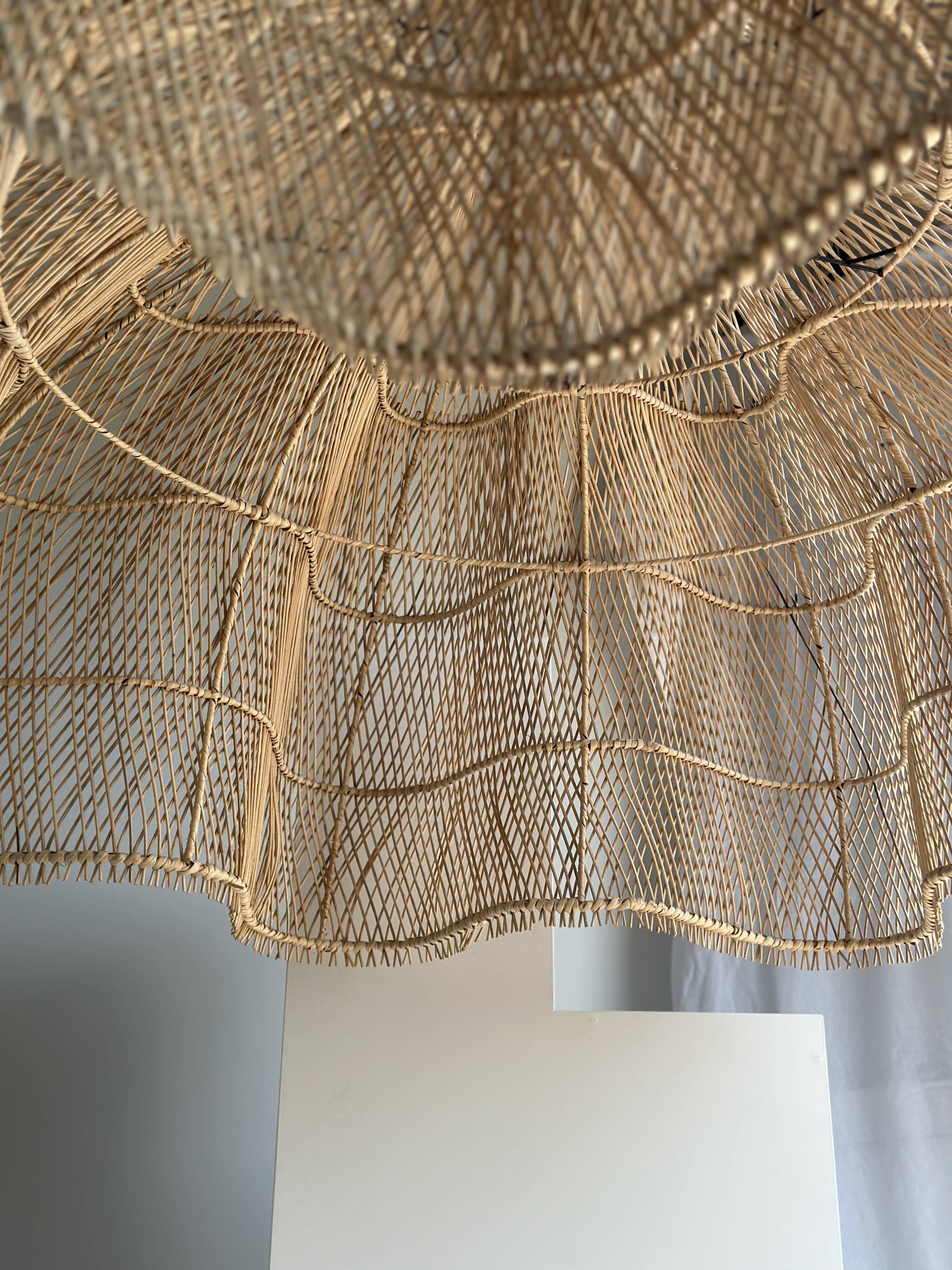 Immense rattan suspension in the shape of a flower, tulip, corolla H1m D1m50