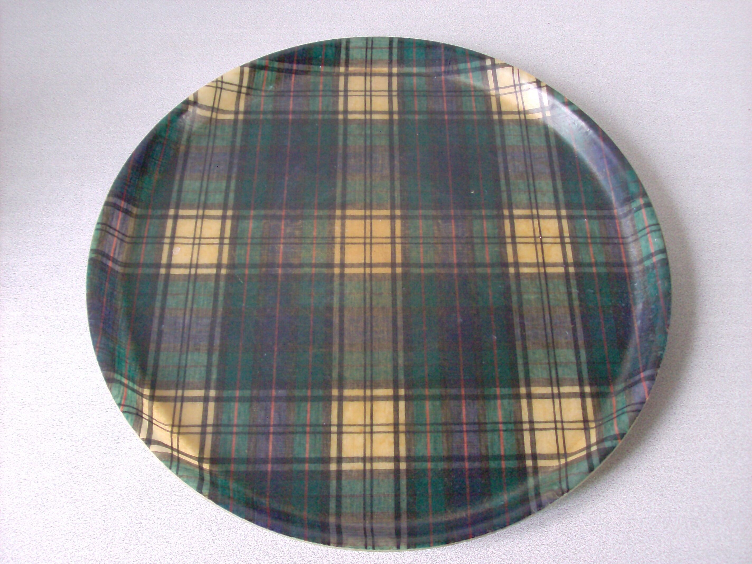 Serving tray round fiberglass 1960s/70s scottish décor tartan