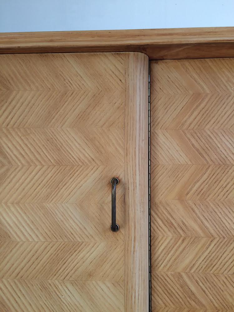 Sideboard feet compass