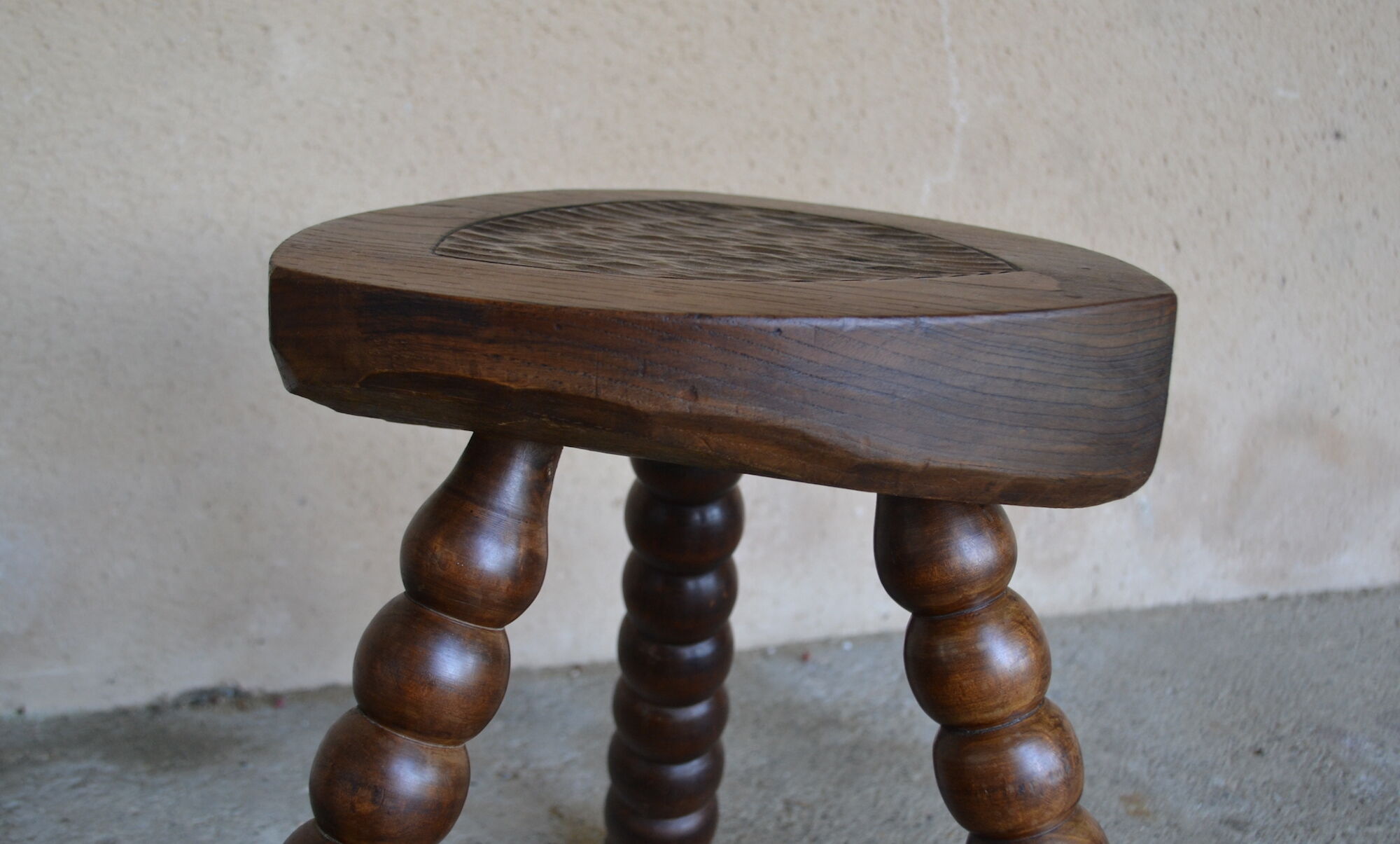 Tabouret tripode brutaliste en bois tourné et sculpté - style vacher ferme