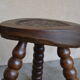 Tabouret tripode brutaliste en bois tourné et sculpté - style vacher ferme